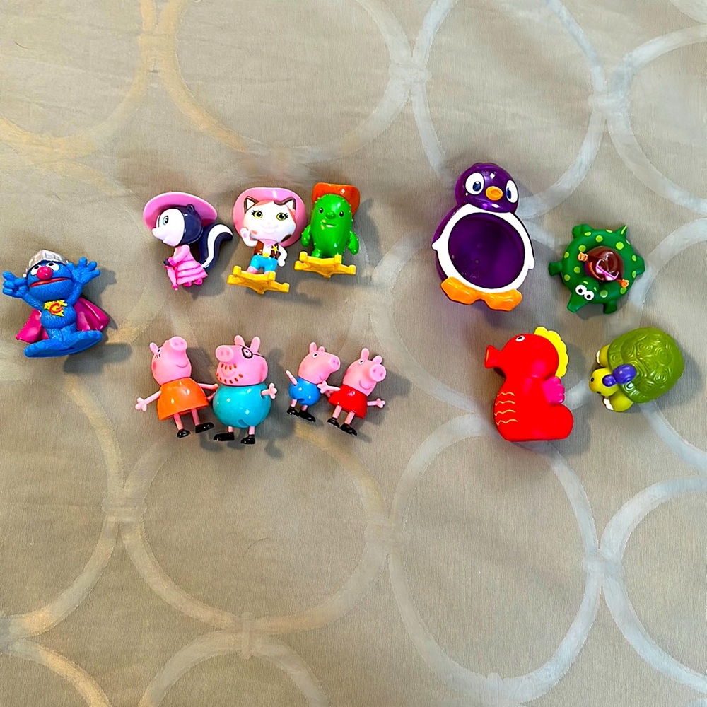 Random toy figurines, Peppa Pig, Sheriff Callie, etc.